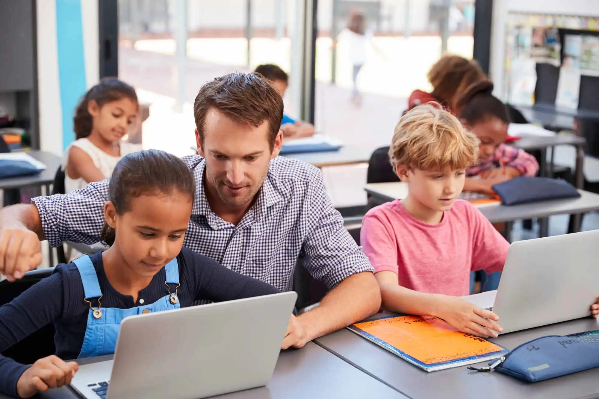 teacher and student loking at the computer 